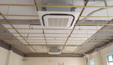 Hệ thống điều hòa âm trần Cassette được lắp đặt đồng bộ trên khung xương trần thạch cao.