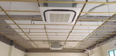 Hệ thống điều hòa âm trần Cassette được lắp đặt đồng bộ trên khung xương trần thạch cao.